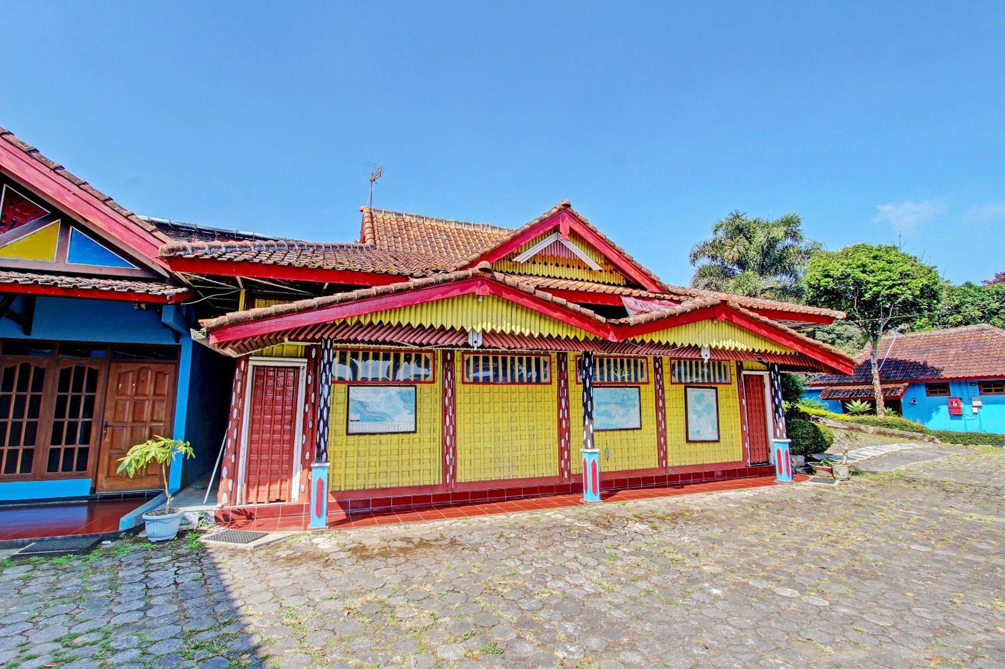 Отель Capital O 91644 Loka Hause Салатига Экстерьер фото
